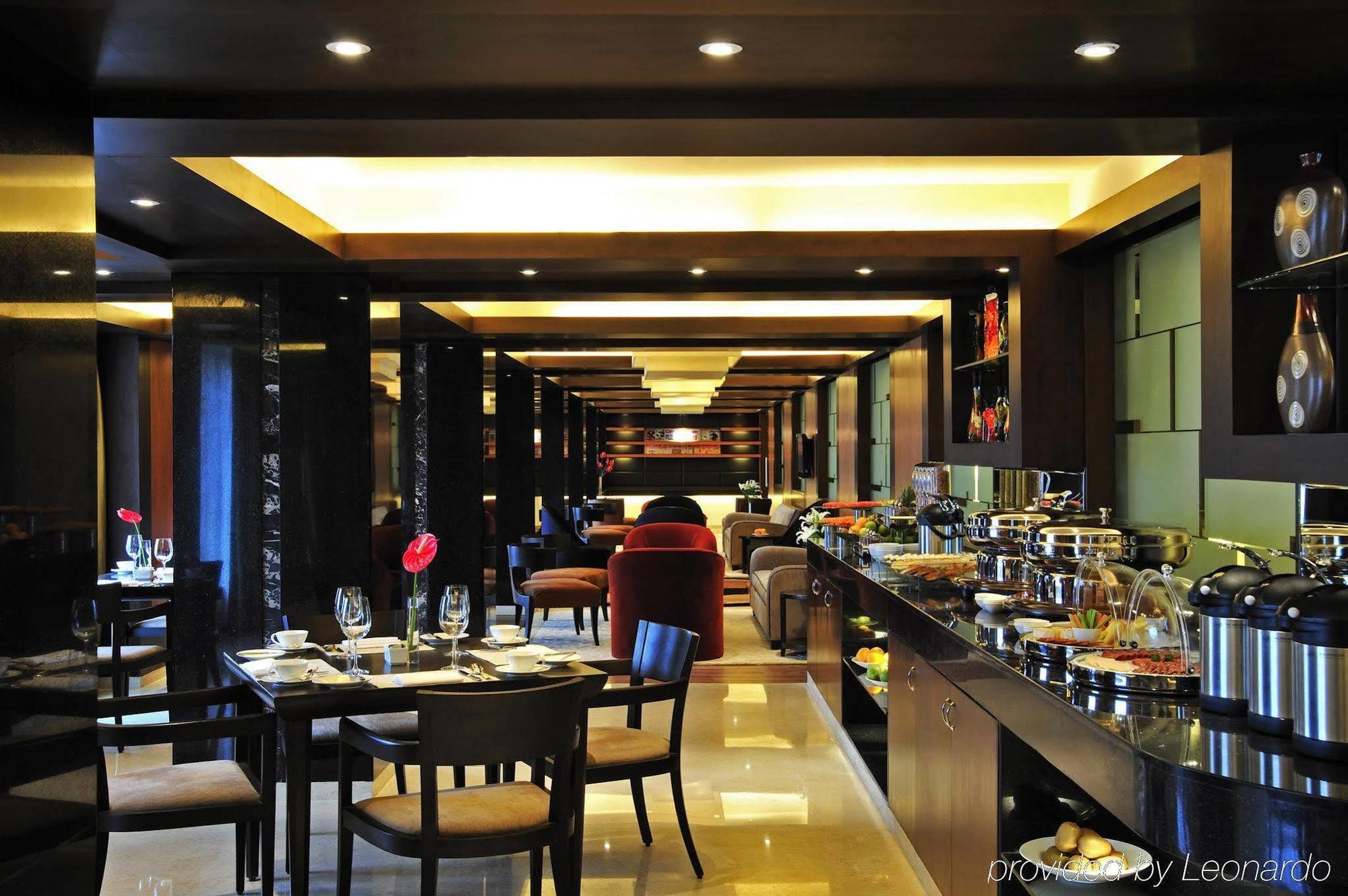 Taj Club House Hotel Madrás Restaurante foto