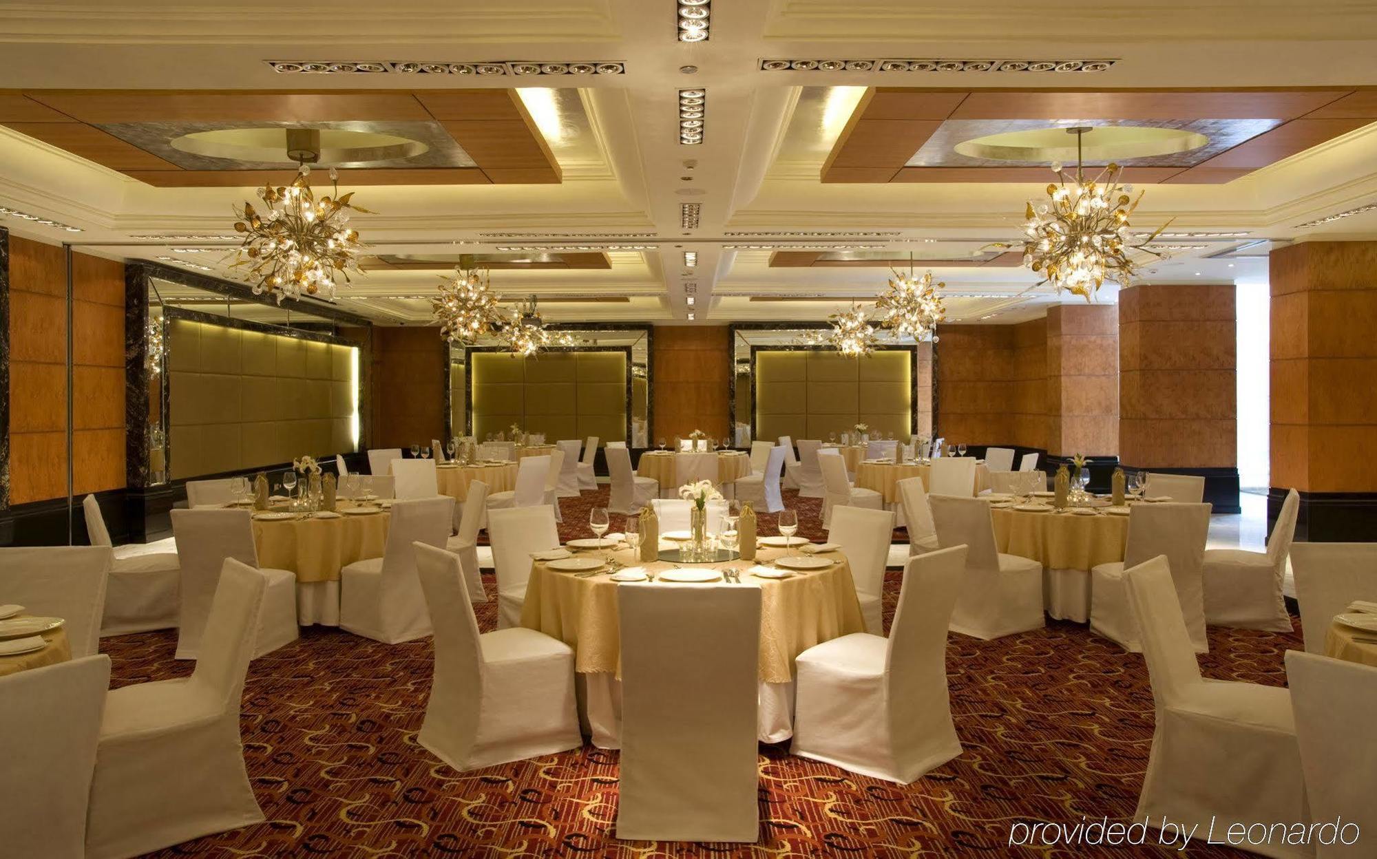 Taj Club House Hotel Madrás Restaurante foto